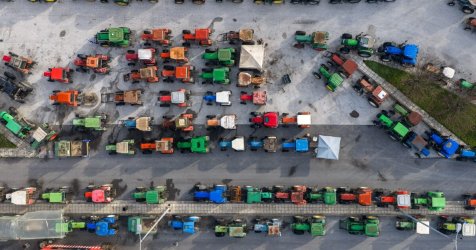 Κλείνουν παράδρομους της Εθνικής Οδού οι αγρότες – Ουρές χιλιομέτρων στη Ριτσώνα