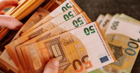 Ελάχιστο εγγυημένο εισόδημα: Πότε μπαίνουν τα λεφτά από τον ΟΠΕΚΑ