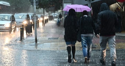 Αλλάζει ο καιρός: Πού θα χτυπήσουν οι καταιγίδες το Σαββατοκύριακο