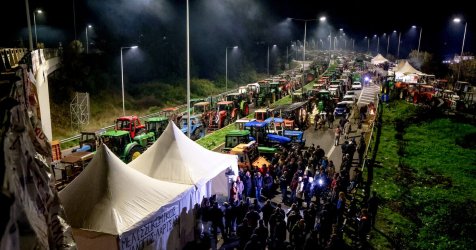 Μπλόκα: Οι αγρότες έκλεισαν την γέφυρα της Χαλκίδας – Άνοιξε ο Προμαχώνας (Εικόνες, Βίντεο)