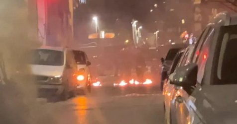 Νύχτα έντασης στα Εξάρχεια με «βροχή» από μολότοφ – Πεδίο μάχης η περιοχή (βίντεο)