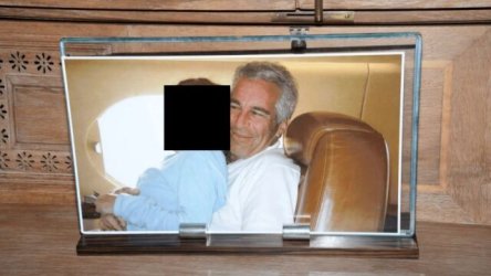 Οι φωτό-σοκ με τον Τζέφρι Έπσταϊν και τους διάσημους “φίλους” του: Το τζακούζι με τον Κλίντον, οι αρρωστημένες απαιτήσεις για ανήλικες και το παιδικό πόδι