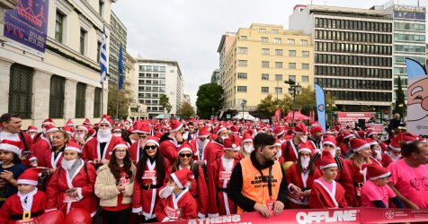 Άγιοι Βασίληδες πλημμύρισαν την Αθήνα – Εικόνες και βίντεο από το Athens Santa Run