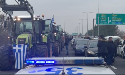 Έκλεισαν με τα τρακτέρ τις σήραγγες των Τεμπών οι αγρότες – Ποια οχήματα περνούν