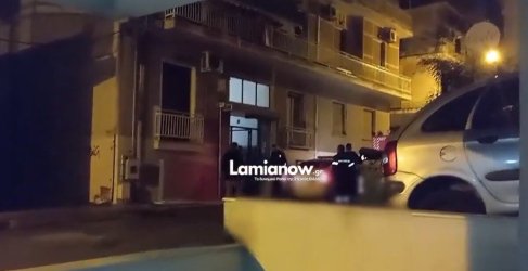 Λήξη συναγερμού στη Λαμία: Η αστυνομία εισέβαλε στο διαμέρισμα και ακινητοποίησε τον ταμπουρωμένο άνδρα (Βίντεο, εικόνες)