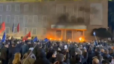 Αλβανία: Σοβαρά επεισόδια σε αντικυβερνητική διαδήλωση στα Τίρανα, στο “στόχαστρo” γραφείο του Έντι Ράμα – Κατηγορίες για διαφθορά σε βάρος της αντιπροέδρου (Βίντεο)