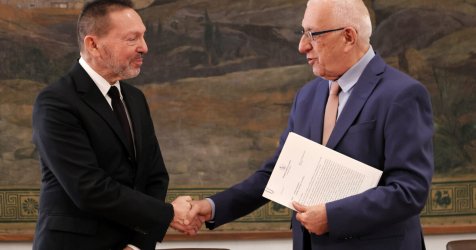 ΤτΕ: Τριετία με σταθερό ρυθμό ανάπτυξης στο 2,1% – Παραδόθηκε στον Κακλαμάνη η Ενδιάμεση Έκθεση