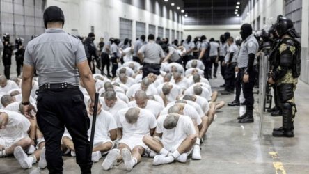 ΗΠΑ: Χαμός μετά το “κόψιμο” ρεπορτάζ του CBS για απελάσεις μεταναστών σε φυλακή του Ελ Σαλβαδόρ