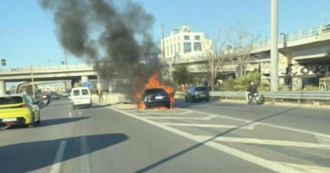 Φωτιά σε αυτοκίνητο στην Παραλιακή – Κλειστοί δρόμοι και κίνηση στο «κόκκινο»