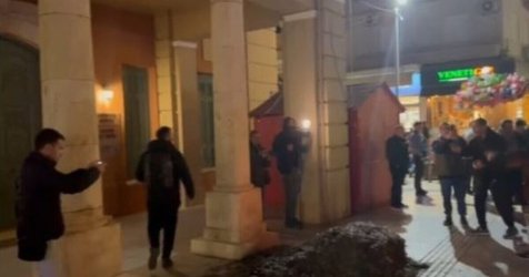 Ηράκλειο: Διαμαρτυρία αγροτών έξω από την Περιφέρεια – Πέταξαν φύλλα από ελιές