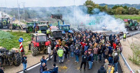 Aμετακίνητοι οι αγρότες: «Θα είμαστε εδώ και μετά τις γιορτές, απέτυχε η παγίδα κοινωνικού αυτοματισμού»
