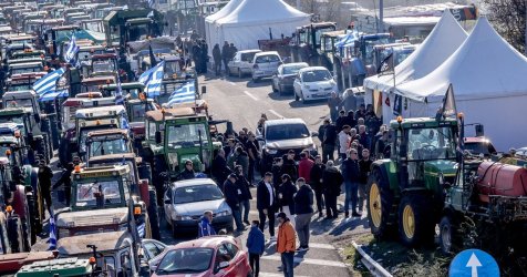 Πρωτοχρονιά στα μπλόκα: Αμετακίνητοι οι αγρότες – Κόβεται στη μέση σήμερα η χώρα
