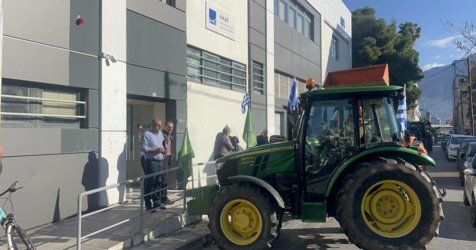 Καλαμάτα: «Μπλόκο» στα γραφεία της ΑΑΔΕ από αγρότες και κτηνοτρόφους της Μεσσηνίας