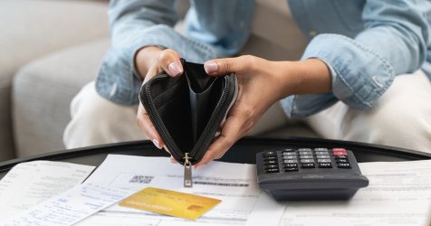 Γιατί εξαφανίζεται το διαθέσιμο εισόδημα – Οι αυξήσεις «χάνονται» αθόρυβα