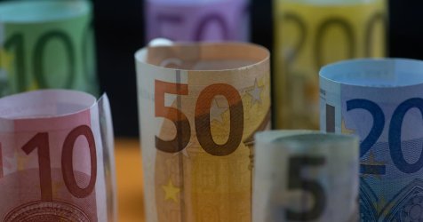 «Ποδαρικό» με αυξήσεις μισθών το 2026 – Παραδείγματα για ιδιωτικούς και δημόσιους υπαλλήλους