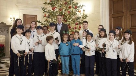 Πρωτοχρονιάτικα κάλαντα: Από ποιους θα τα «ακούσουν» οι πολιτικοί αρχηγοί