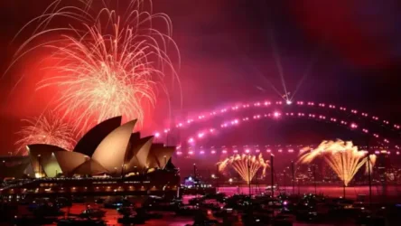 Ο πλανήτης υποδέχεται το 2026: Άλλαξε ο χρόνος σε  Σίδνεϊ και Νέα Ζηλανδία με εντυπωσιακό σόου πυροτεχνημάτων (Εικόνες & Βίντεο)