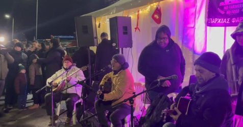 Ρεβεγιόν στα αγροτικά μπλόκα: Τσίκνα, ζωντανή μουσική και απεριόριστο κέφι (Βίντεο)
