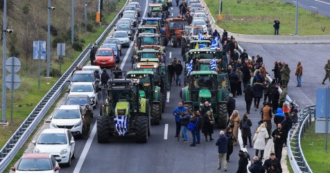 Πρωτοχρονιά δίπλα στα τρακτέρ: Σταθεροί στα μπλόκα οι αγρότες – Τι αποφασίζεται στη σύσκεψη της Κυριακής