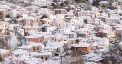 Ντύθηκαν στα λευκά χωριά στην ορεινή Λέσβο – Δείτε φωτογραφίες