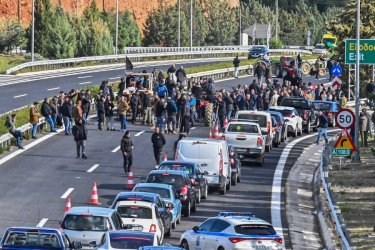 Σε εξέλιξη η σύσκεψη στα Μάλγαρα: Πού έχουν στηθεί μπλόκα αγροτών – Τι αποφασίζουν