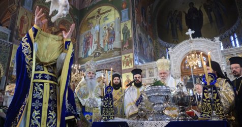 Θεοφάνεια: LIVE η Λειτουργία από τον Πειραιά και η Κατάδυση του Τιμίου Σταυρού