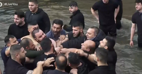 Ξύλο στη Φλώρινα για τον Σταυρό – Οι «φωτισμένοι» των Θεοφανίων πιάστηκαν στα χέρια (Βίντεο)