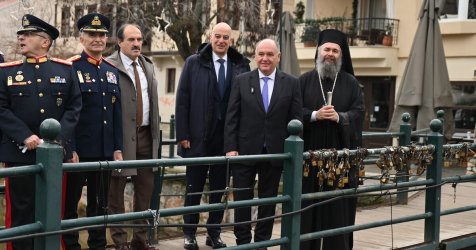 Θεοφάνεια στη Φλώρινα – Έπαιξαν ξύλο για τον Σταυρό μπροστά στον Δένδια (βίντεο)