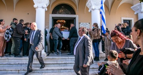 Πάτρα: Σκηνές αρχαίας τραγωδίας στην κηδεία του 30χρονου που ξυλοκοπήθηκε μέχρι θανάτου
