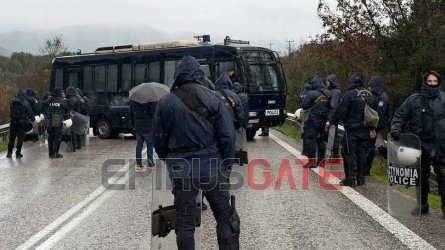 Κλούβα των ΜΑΤ έστησε μπλόκο στους αγρότες στο Καλπάκι – «Κυνηγητό» με αστυνομικούς