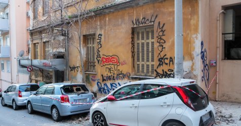 Νέος Κόσμος: Μπαλκόνι κατέρρευσε πάνω σε αυτοκίνητα (Εικόνες)