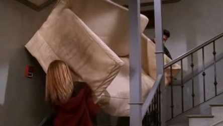 “Χώρεσε” ο καναπές από την σκάλα στα Φιλαράκια! Μαθηματικός έδωσε την λύση