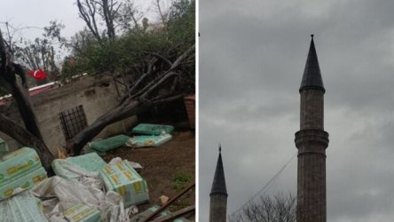 Η κακοκαιρία “σφυροκοπά” την Κωνσταντινούπολη: Έπεσε η κορυφή του μιναρέ της Αγιά Σοφιάς, βυθίστηκαν σκάφη και δρόμοι έγιναν λίμνες – Άνεμοι 11 μποφορ στη περιοχή (Εικόνες & Βίντεο)