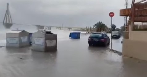 Πλήττεται από την κακοκαιρία η Αχαΐα: Βγήκε στη στεριά η θάλασσα στο Ρίο (βίντεο)