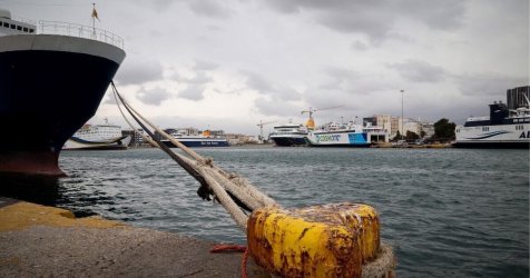 «Δεμένα» τα πλοία στα λιμάνια λόγω θυελλωδών ανέμων – Πού ισχύει απαγορευτικό