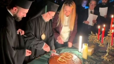 Πατριάρχης Βαρθολομαίος: Έσπασε το μαχαίρι την ώρα που έκοβε την βασιλόπιτα – “Κακός οιωνός”, σχολίασε (Βίντεο)