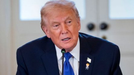 “Καυστικός” Τραμπ για Γροιλανδια: “Η άμυνά τους βασίζεται σε δύο έλκηθρα με σκύλους” (Βίντεο)