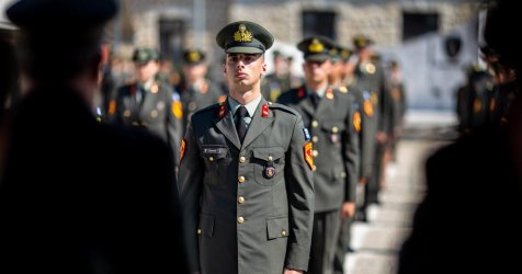 Οι υπαξιωματικοί του στρατού: Από την εποχή της Φρειδερίκης στον Ανδρέα Παπανδρέου και τώρα στα χέρια του Νίκου Δένδια