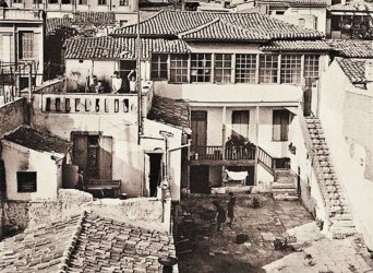 Αρχαιολογικό θησαυρός στην αυλή της «οικίας Κοκοβίκου» στην Πλάκα – Δείτε εικόνες