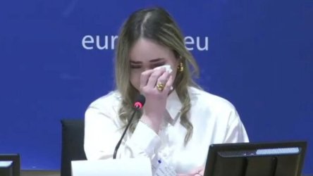 Ευρωπαϊκό Κοινοβούλιο: Συγκλονιστική η ομιλία της 20χρονης κόρης της γυναίκας που δολοφονήθηκε με 17 μαχαιριές στη μέση του δρόμου στο Μενίδι (Βίντεο)
