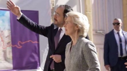 Συγκινήθηκε στην Πράσινη Γραμμή η Φον ντερ Λάιεν: “Ελπίζω το 2026 να φέρει νέα ώθηση στην επανένωση της Κύπρου” (Βίντεο)