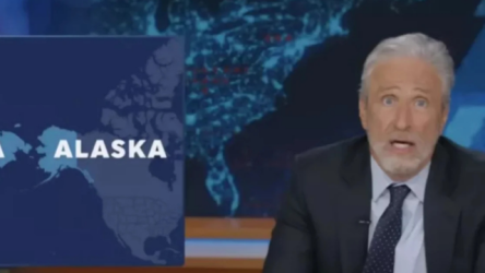 “Δεν θέλω να είμαστε γείτονες με τους Ρώσους”: Ο Τζον Στιούαρτ “τρολάρει” τον Τραμπ με έναν χάρτη (Βίντεο)