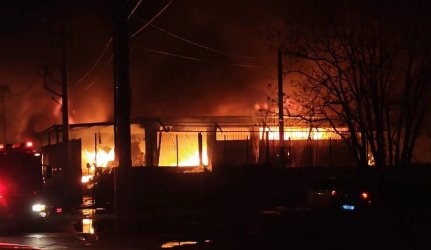 Πολύ μεγάλη φωτιά σε εργοστάσιο στο Μενίδι – Αποπνικτική η ατμόσφαιρα (βίντεο)