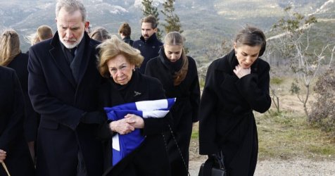 Ταφή πριγκίπισσας Ειρήνης: Συντετριμμένη η βασίλισσα Σοφία στην τελευταία κατοικία της αδελφής της στο Τατόι (Εικόνες)