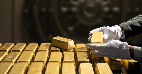 «Σεισμός» στις αγορές λόγω των απειλών Τραμπ: Ξεπέρασε τα 4.700 δολάρια ο χρυσός, άνοδος και για το ασήμι