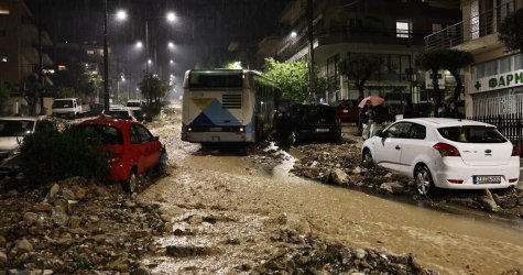 Φονική κακοκαιρία σάρωσε τη χώρα: Ποτάμια οι δρόμοι στην Αττική, υπερχείλισε ρέμα στη Ραφήνα (Εικόνες, βίντεο)