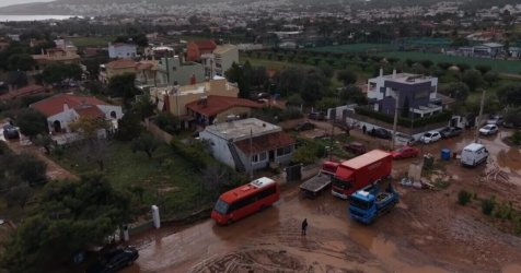 Η Βάρη μετά την κακοκαιρία: Δρόμοι-χείμαρροι και γειτονιές στη λάσπη, εικόνες χάους από drone