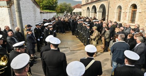 Σε κλίμα οδύνης η κηδεία του λιμενικού που έχασε τη ζωή του στο Παράλιο Άστρος – Η Βουλή θα «υιοθετήσει» το παιδί του