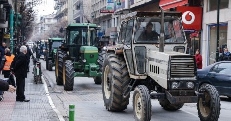 Τέλος τα μπλόκα μετά από 55 ημέρες: «Ευχαριστούμε τον λαό για τη στήριξη» – «Παρέλαση» τρακτέρ στη Λάρισα