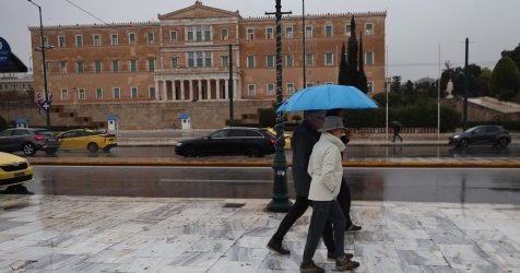 Η κακοκαιρία χτυπά ξανά την πόρτα μας – Λασποβροχές και καταιγίδες από την Κυριακή, στο κάδρο και η Αττική